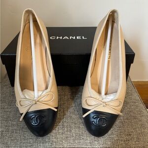 CHANEL BALLET FLATS (Lambskin Beige & Black)